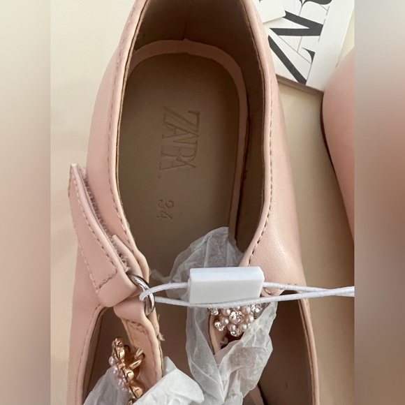 Zara EMBELLISHED BALLET FLATS in very light pink/ cream color. Girl size 2.5 - Picture 4 of 6